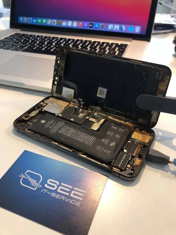 Einblick in die Smartphone-Reparatur bei See-IT-Service, Beispielgerät